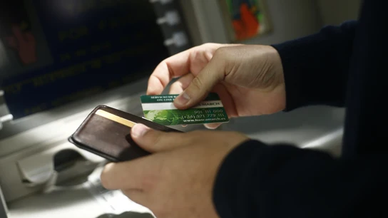 Cae una banda dedicada a robar la pensión a ancianos a las puertas del banco en Fuengirola Cae una banda dedicada a robar la pensión a ancianos a las puertas del banco en Fuengirola