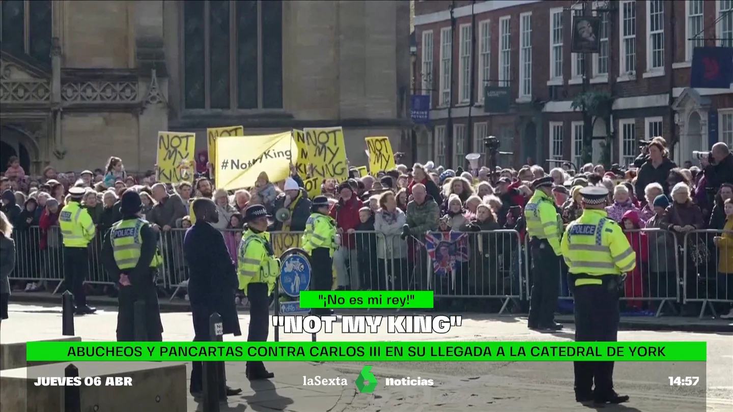 "No es mi rey": abucheos y gritos a Carlos III durante un acto en la ciudad inglesa de York "No es mi rey": abucheos y gritos a Carlos III durante un acto en la ciudad inglesa de York
