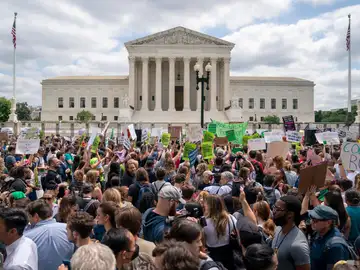 Manifestantes a favor y en contra del derecho al aborto frente al Tribunal Supremo de Estados Unidos, foto de archivo