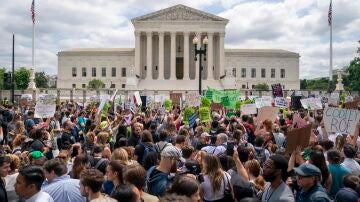 Manifestantes a favor y en contra del derecho al aborto frente al Tribunal Supremo de Estados Unidos, foto de archivo