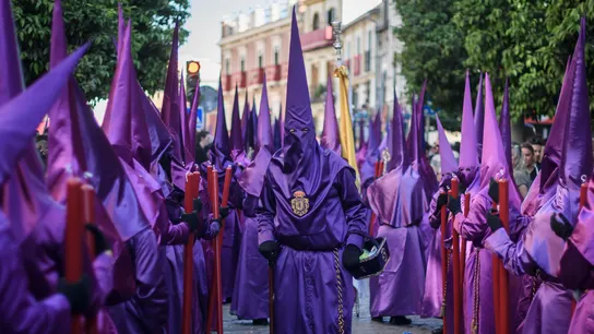 Un grupo de participantes en una procesión de Semana Santa. Un grupo de participantes en una procesión de Semana Santa.