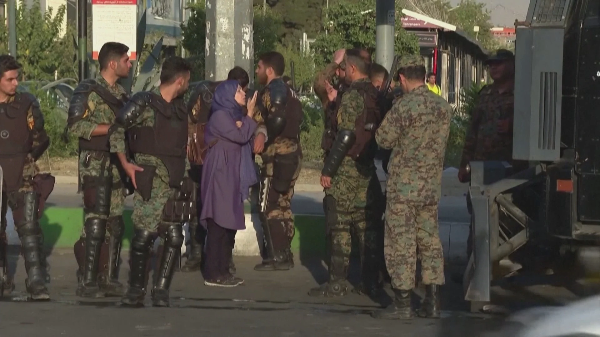 Cámaras espías y sanciones a los negocios que no exijan el uso del velo: las nuevas medidas de control a las mujeres en Irán