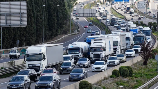 Retención de vehículos en una carretera española Retención de vehículos en una carretera española