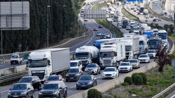 Retención de vehículos en una carretera española