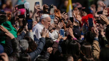 El papa Francisco, rodeado de fieles tras el 'Urbi et Orbi'