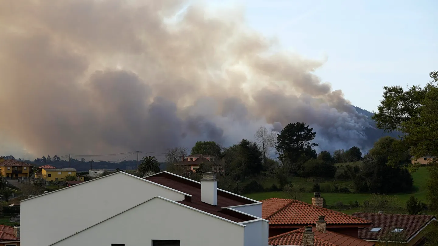Viviendas próximas a un incendio en los montes de Soto de las Regueras, Asturias Viviendas próximas a un incendio en los montes de Soto de las Regueras, Asturias