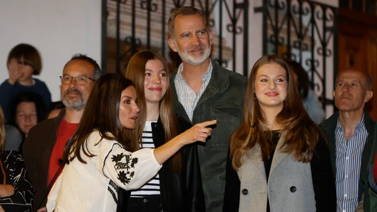 La reina Letizia señala algo durante La Pasión de Chinchón junto a Sofía, Felipe VI y Leonor La reina Letizia señala algo durante La Pasión de Chinchón junto a Sofía, Felipe VI y Leonor