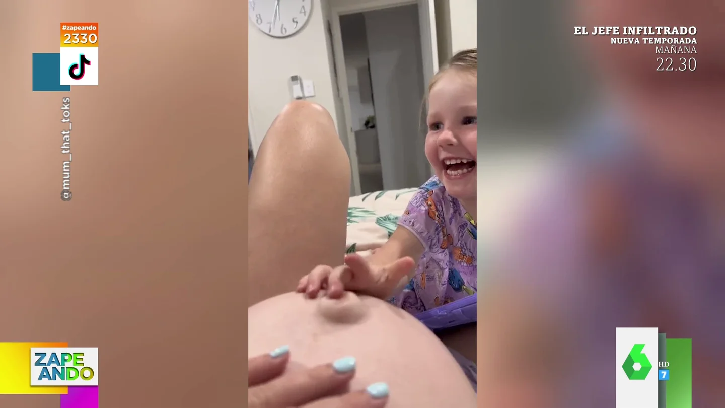 Vídeo viral de dos niños jugando con el ombligo de su madre embarazada Vídeo viral de dos niños jugando con el ombligo de su madre embarazada