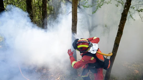 La Unidad Militar de Emergencias (UME) participa en las tareas de extinción del incendio declarado en Las Regueras, en las cercanías de Oviedo. La Unidad Militar de Emergencias (UME) participa en las tareas de extinción del incendio declarado en Las Regueras, en las cercanías de Oviedo.