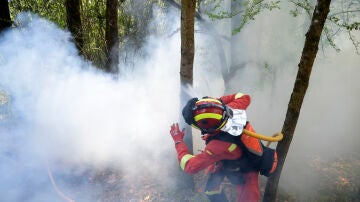 La Unidad Militar de Emergencias (UME) participa en las tareas de extinción del incendio declarado en Las Regueras, en las cercanías de Oviedo.