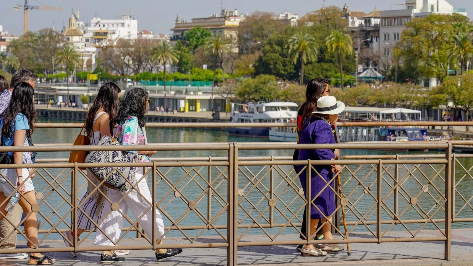 Personas paseando por el puente de San Telmo.