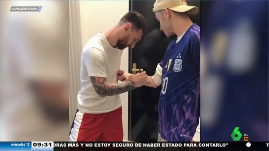 Antonela Roccuzzo deja pasar a un fan a su casa: así le firma un autógrafo Messi en zapatillas Antonela Roccuzzo deja pasar a un fan a su casa: así le firma un autógrafo Messi en zapatillas