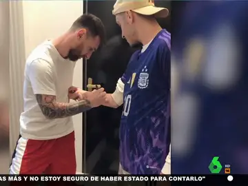 Antonela Roccuzzo deja pasar a un fan a su casa: así le firma un autógrafo Messi en zapatillas
