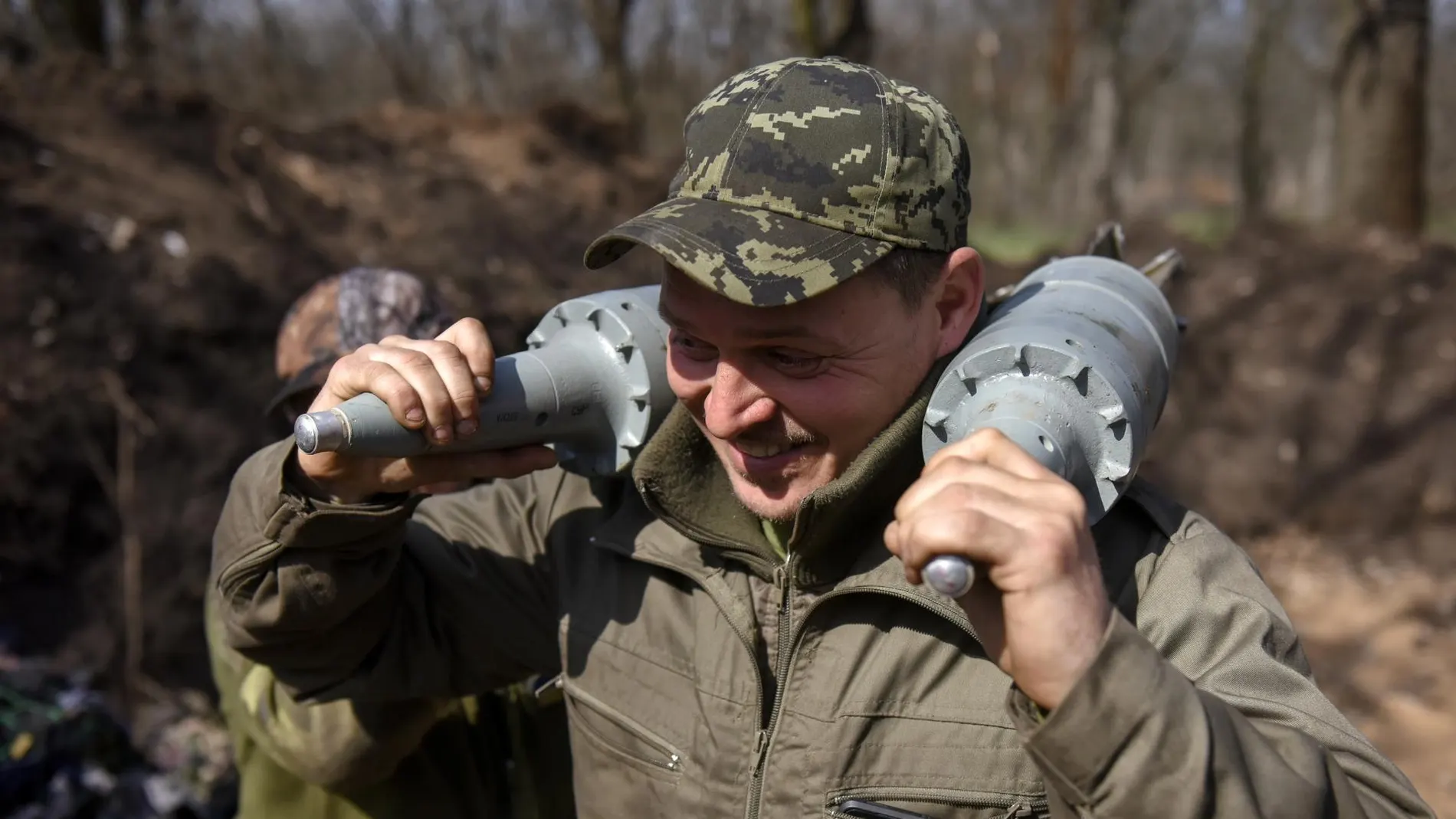 un soldado ucraniano lleva proyectiles a un tanque en Bajmut, a 10 de abril de 2023.