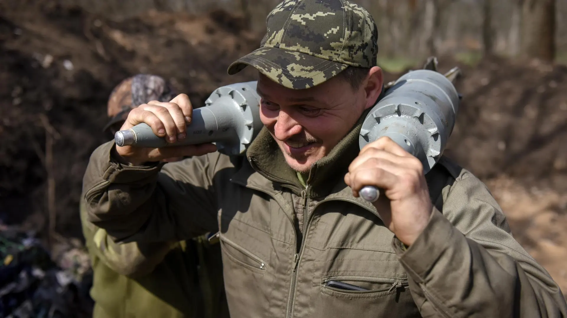 un soldado ucraniano lleva proyectiles a un tanque en Bajmut, a 10 de abril de 2023.