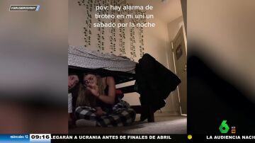 Una estudiante española en EEUU muestra cómo se esconde tras una alarma de tiroteo en su universidad
