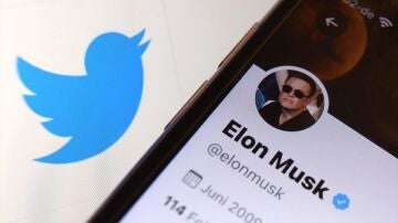 Elon Musk quitará el 20 de abril las insignias azules heredadas de Twitter