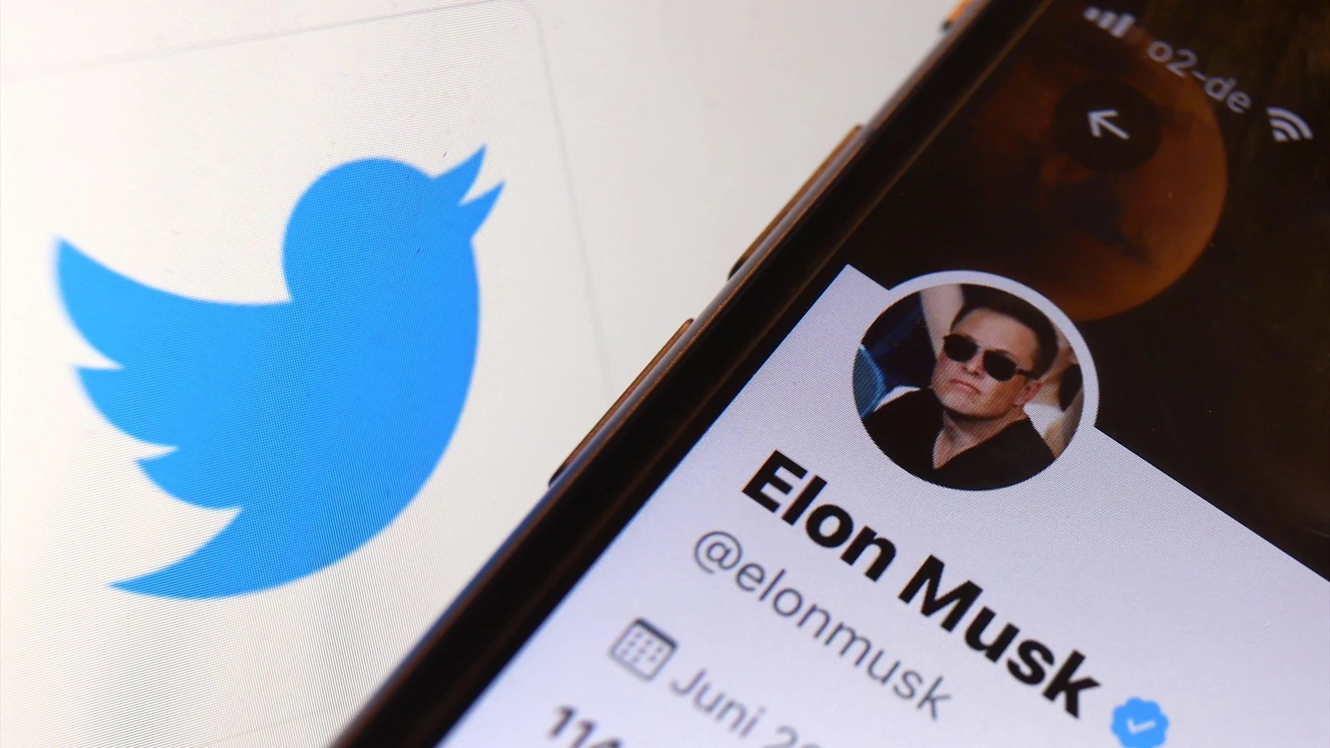 Elon Musk quitará el 20 de abril las insignias azules heredadas de Twitter