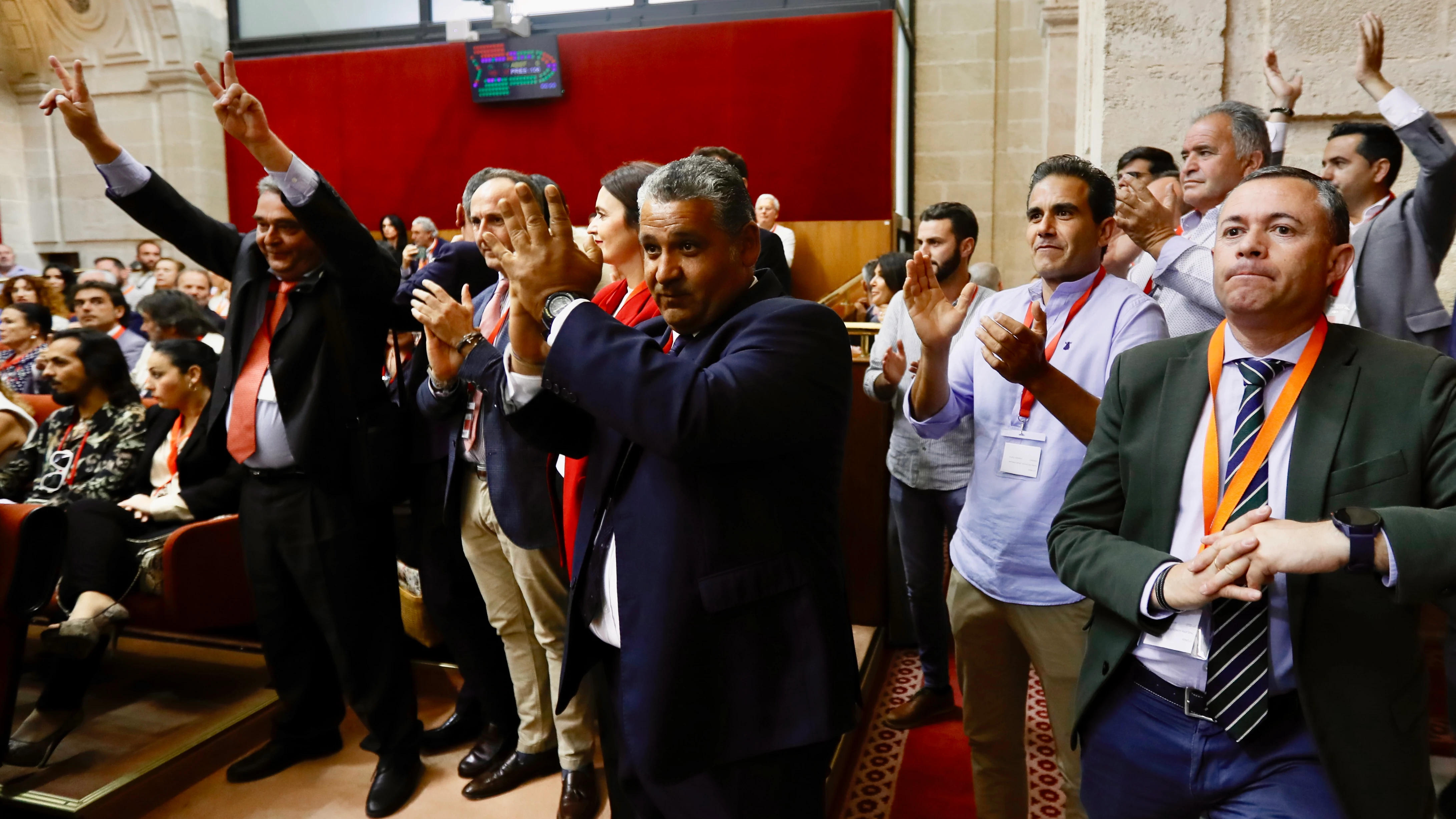 Representantes de los regantes aplauden tras acabar el pleno del Parlamento de Andalucía en el que el PP y Vox han dado luz verde a la tramitación de la proposición de ley que amplía la zona regable en Doñana