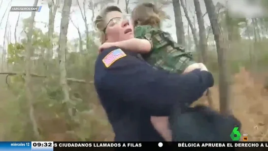 Un policía encuentra a un niño de 4 años y a su perro, que estaban perdidos en un bosque de Nueva Jersey Un policía encuentra a un niño de 4 años y a su perro, que estaban perdidos en un bosque de Nueva Jersey
