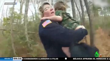 Un policía encuentra a un niño de 4 años y a su perro, que estaban perdidos en un bosque de Nueva Jersey