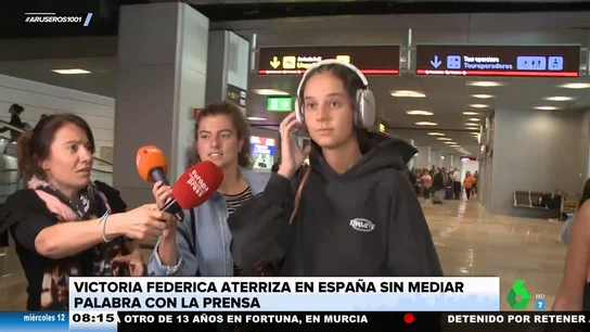 Victoria Federica sorprende con su look de 3.000 euros en el aeropuerto: un chándal negro y unos cascos Victoria Federica sorprende con su look de 3.000 euros en el aeropuerto: un chándal negro y unos cascos