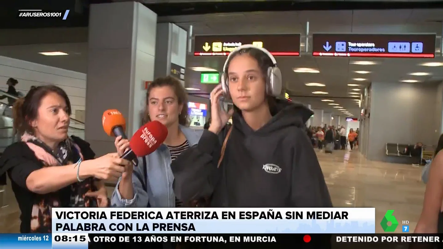 Victoria Federica sorprende con su look de 3.000 euros en el aeropuerto: un chándal negro y unos cascos Victoria Federica sorprende con su look de 3.000 euros en el aeropuerto: un chándal negro y unos cascos