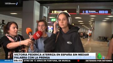 Victoria Federica sorprende con su look de 3.000 euros en el aeropuerto: un chándal negro y unos cascos