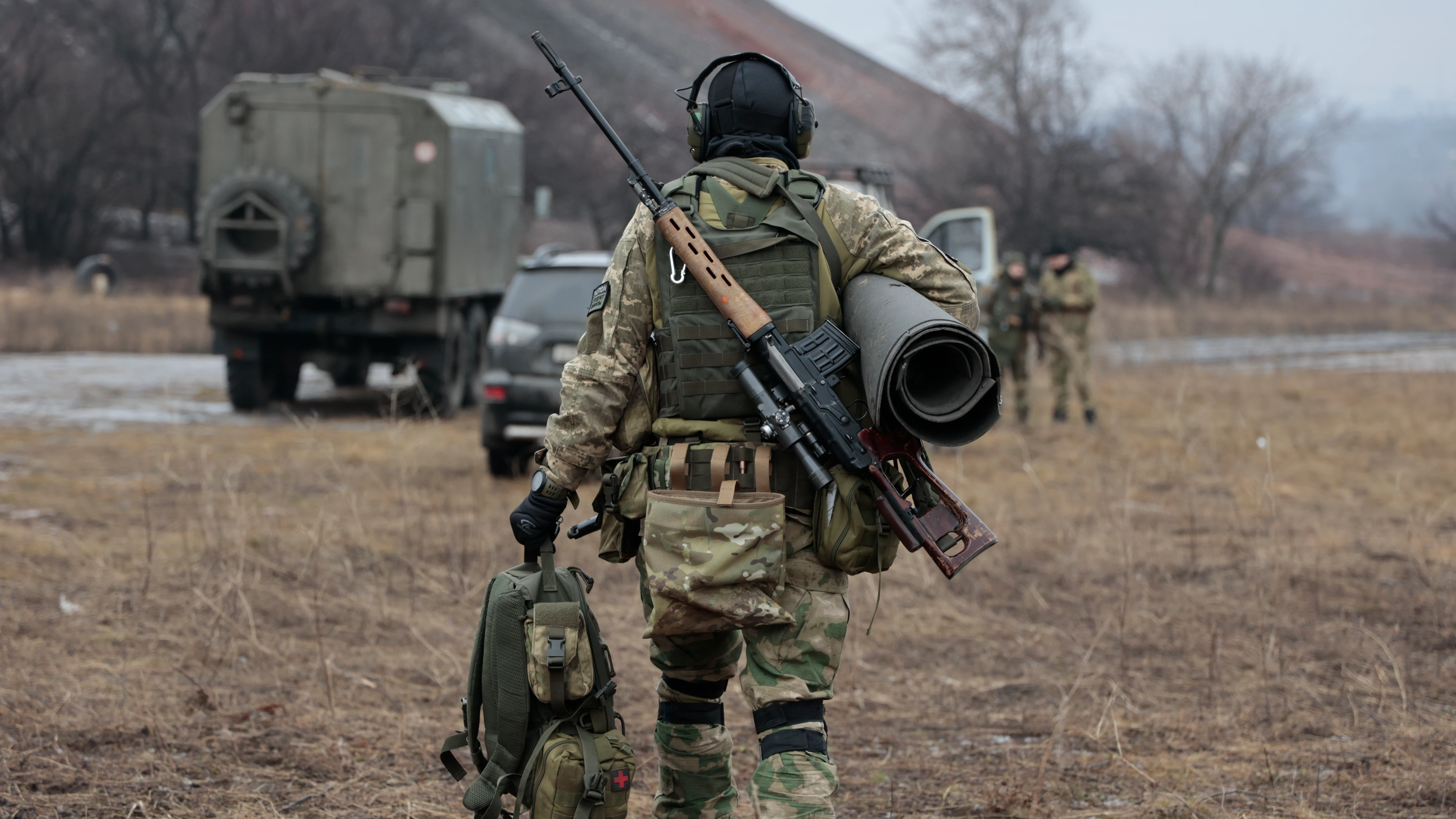 Un soldado del ejército ruso lleva su equipo después de la práctica en un campo de entrenamiento militar.