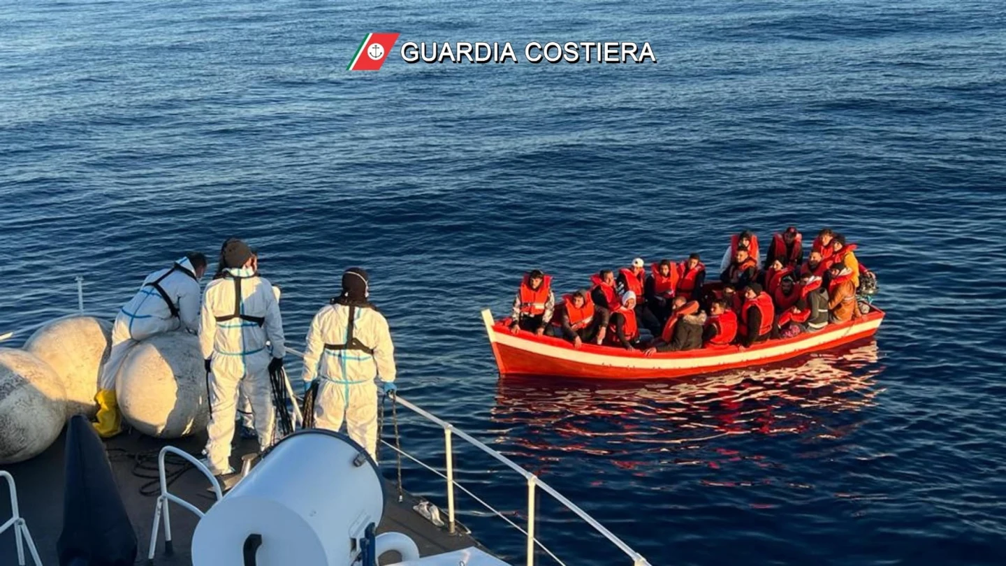 La Guardia Costiera italiana rescata una barca de migrantes en el Mediterráneo La Guardia Costiera italiana rescata una barca de migrantes en el Mediterráneo