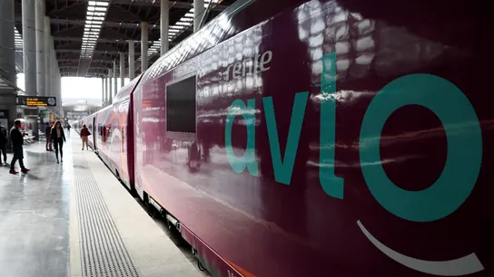 Imagen de archivo de un tren del servicio de alta velocidad de bajo coste Avlo, de Renfe, en la estación de Madrid Atocha. Imagen de archivo de un tren del servicio de alta velocidad de bajo coste Avlo, de Renfe, en la estación de Madrid Atocha.