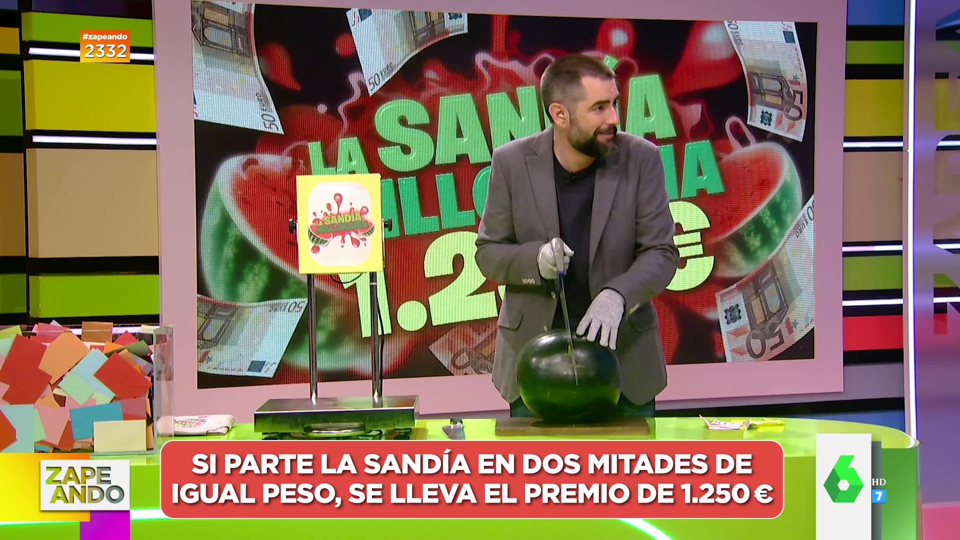 Dani Mateo se estrena cortando la Sandía Millonaria de Zapeando