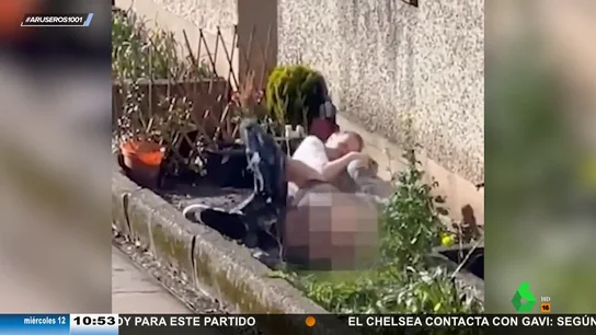 La surrealista pelea de dos vecinas en la que una termina con los pantalones en los tobillos: "¡Se le caen las bragas!" La surrealista pelea de dos vecinas en la que una termina con los pantalones en los tobillos: "¡Se le caen las bragas!"