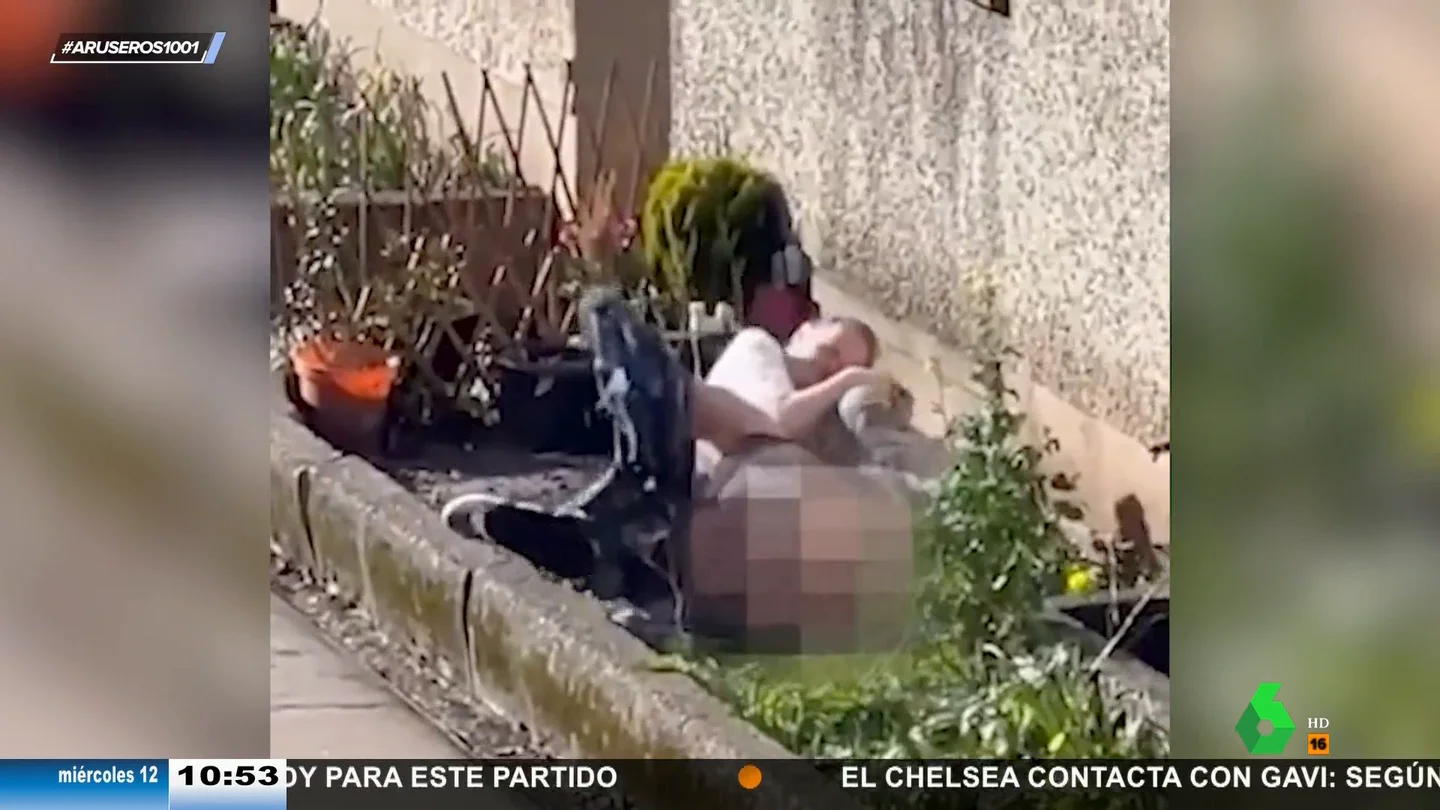 La surrealista pelea de dos vecinas en la que una termina con los pantalones en los tobillos: "¡Se le caen las bragas!" La surrealista pelea de dos vecinas en la que una termina con los pantalones en los tobillos: "¡Se le caen las bragas!"
