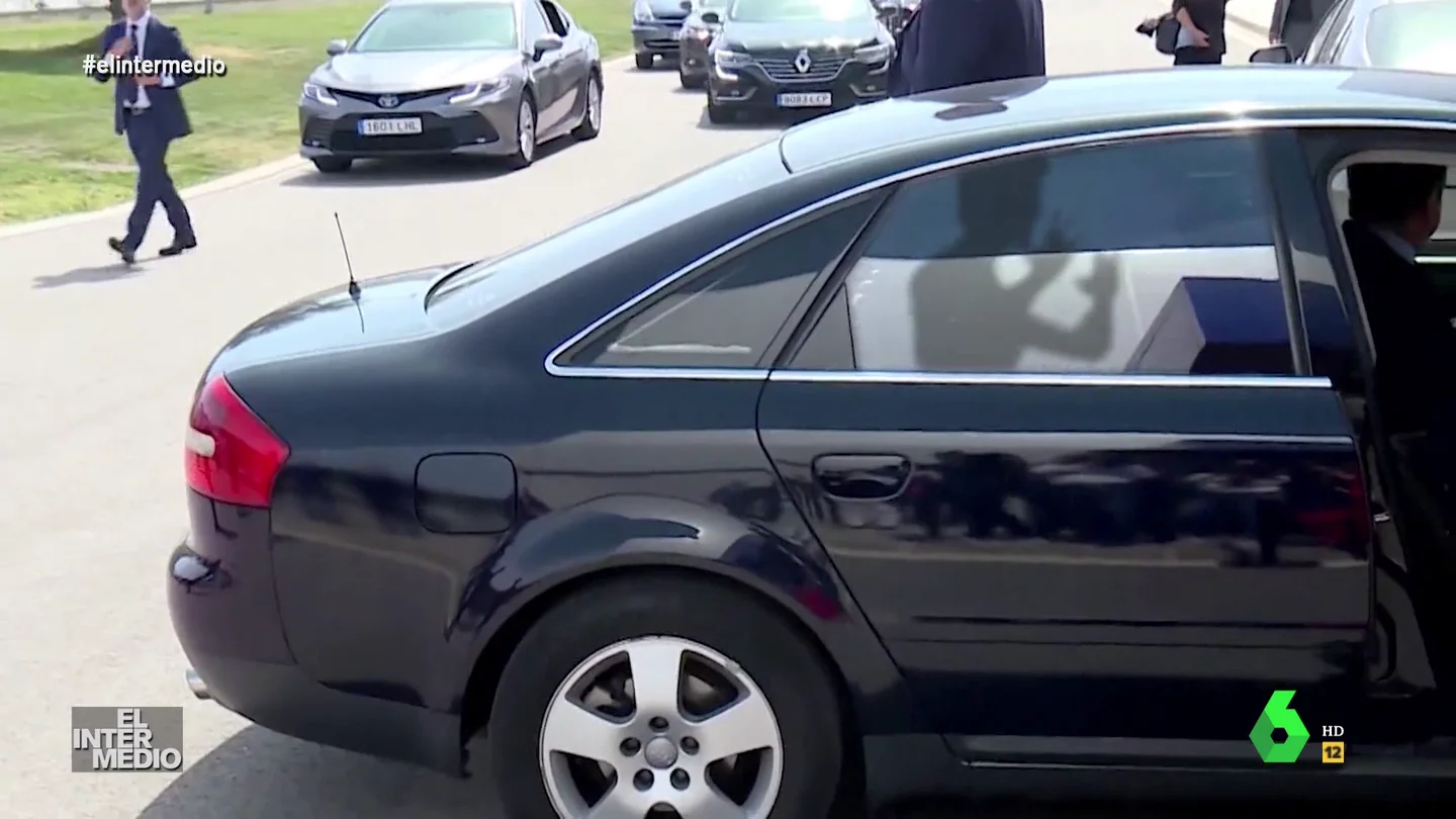 Vídeo manipulado - Pedro Sánchez lo da todo en el coche oficial mientras escucha 'El baile de los pajaritos' Vídeo manipulado - Pedro Sánchez lo da todo en el coche oficial mientras escucha 'El baile de los pajaritos'