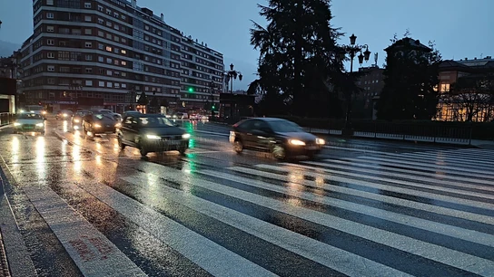 Coches en Oviedo en un día de lluvia en el entorno de Villa Magdalena. Coches en Oviedo en un día de lluvia en el entorno de Villa Magdalena.