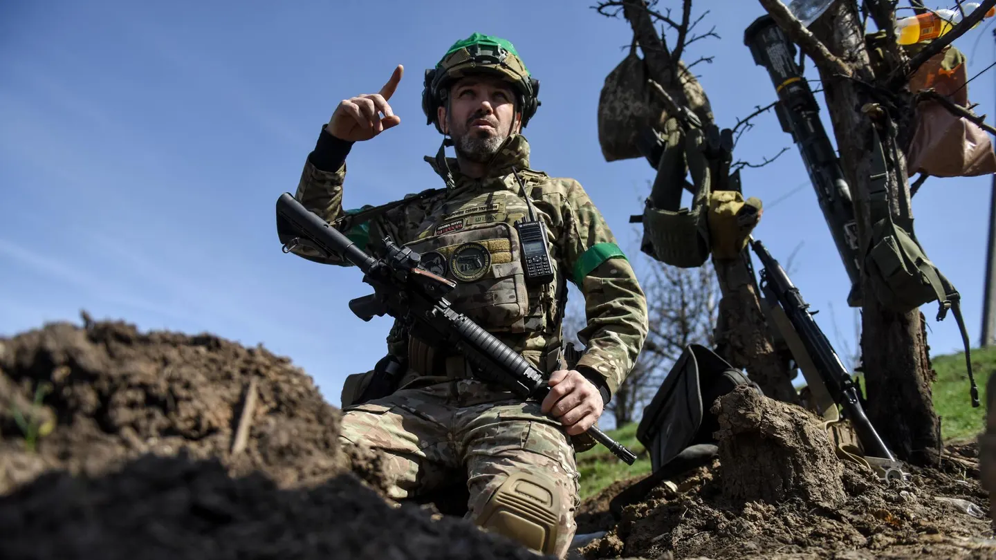 un militar ucraniano en un lugar cerca de Bajmut, en la región de Donetsk, Ucrania, el 10 de abril de 2023. un militar ucraniano en un lugar cerca de Bajmut, en la región de Donetsk, Ucrania, el 10 de abril de 2023.