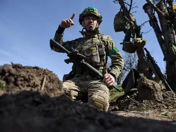un militar ucraniano en un lugar cerca de Bajmut, en la región de Donetsk, Ucrania, el 10 de abril de 2023.