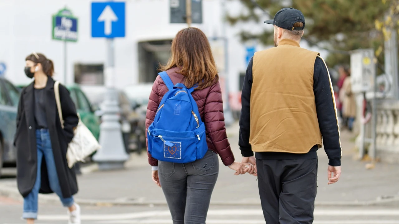 Imagen de archivo de una pareja paseando.