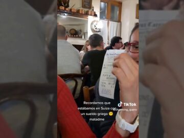 Un grupo de españoles va a un restaurante en Suiza y sus caras lo dicen todo cuando llega la cuenta: "Todo eran risas hasta que..."
