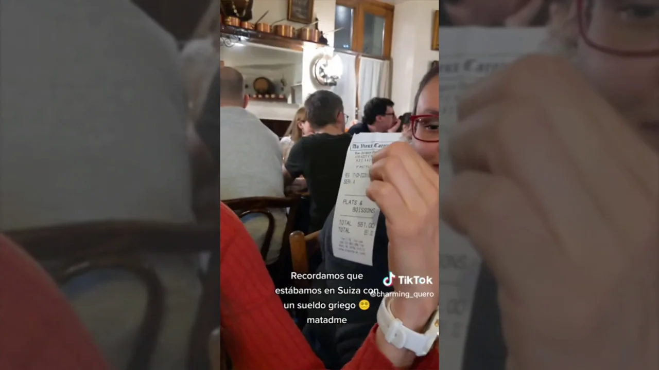 Un grupo de españoles va a un restaurante en Suiza y sus caras lo dicen todo cuando llega la cuenta: "Todo eran risas hasta que..." Un grupo de españoles va a un restaurante en Suiza y sus caras lo dicen todo cuando llega la cuenta: "Todo eran risas hasta que..."