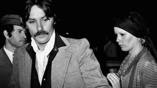 'Una vida B&aacute;rbara' muestra a Alain Delon y a B&aacute;rbara Rey, captados por los fot&oacute;grafos en una cita.