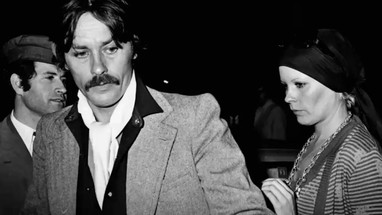 'Una vida Bárbara' muestra a Alain Delon y a Bárbara Rey, captados por los fotógrafos en una cita. 'Una vida Bárbara' muestra a Alain Delon y a Bárbara Rey, captados por los fotógrafos en una cita.