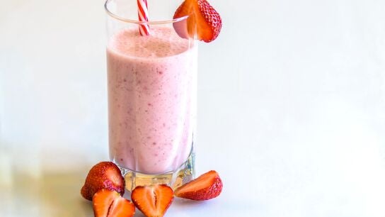 La diferencia entre fruta entera, zumo y batido: c&oacute;mo es mejor tomarla y en qu&eacute; cantidad 