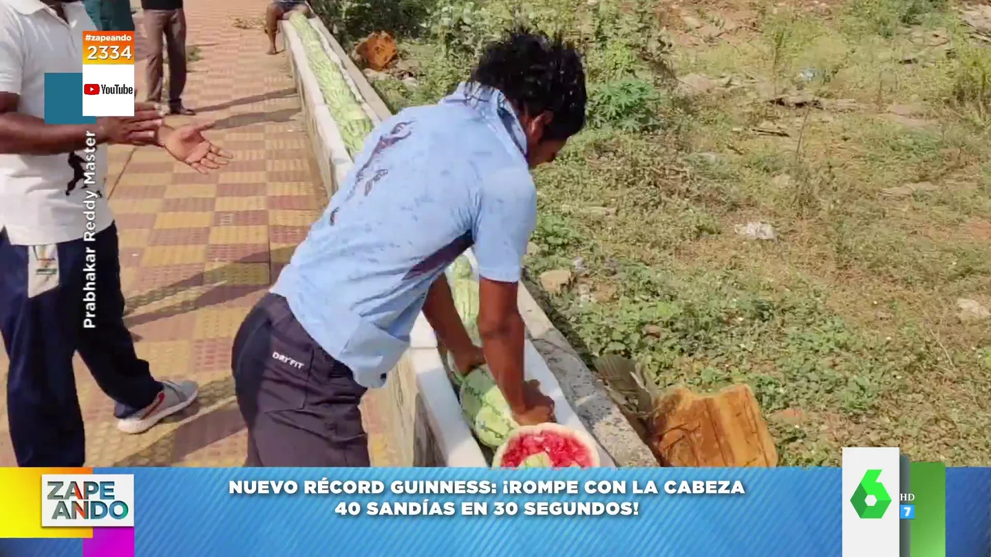Un indio bate el récord Guinness en romper sandías con la cabeza Un indio bate el récord Guinness en romper sandías con la cabeza