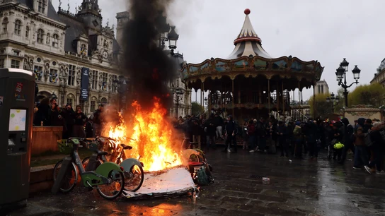 La cólera por la reforma de las pensiones prende de nuevo Francia: barricadas, cargas y altercados obligan a blindar el Tribunal Constitucional La cólera por la reforma de las pensiones prende de nuevo Francia: barricadas, cargas y altercados obligan a blindar el Tribunal Constitucional