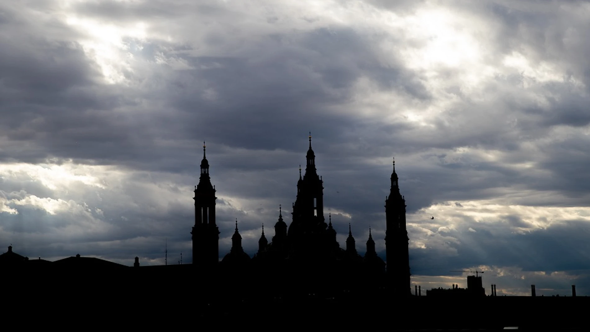 Cielos nublados sobre la Basílica del Pilar de Zaragoza