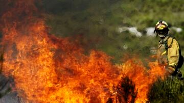 Imagen de archivo de un bombero luchando contra las llamas durante un incendio