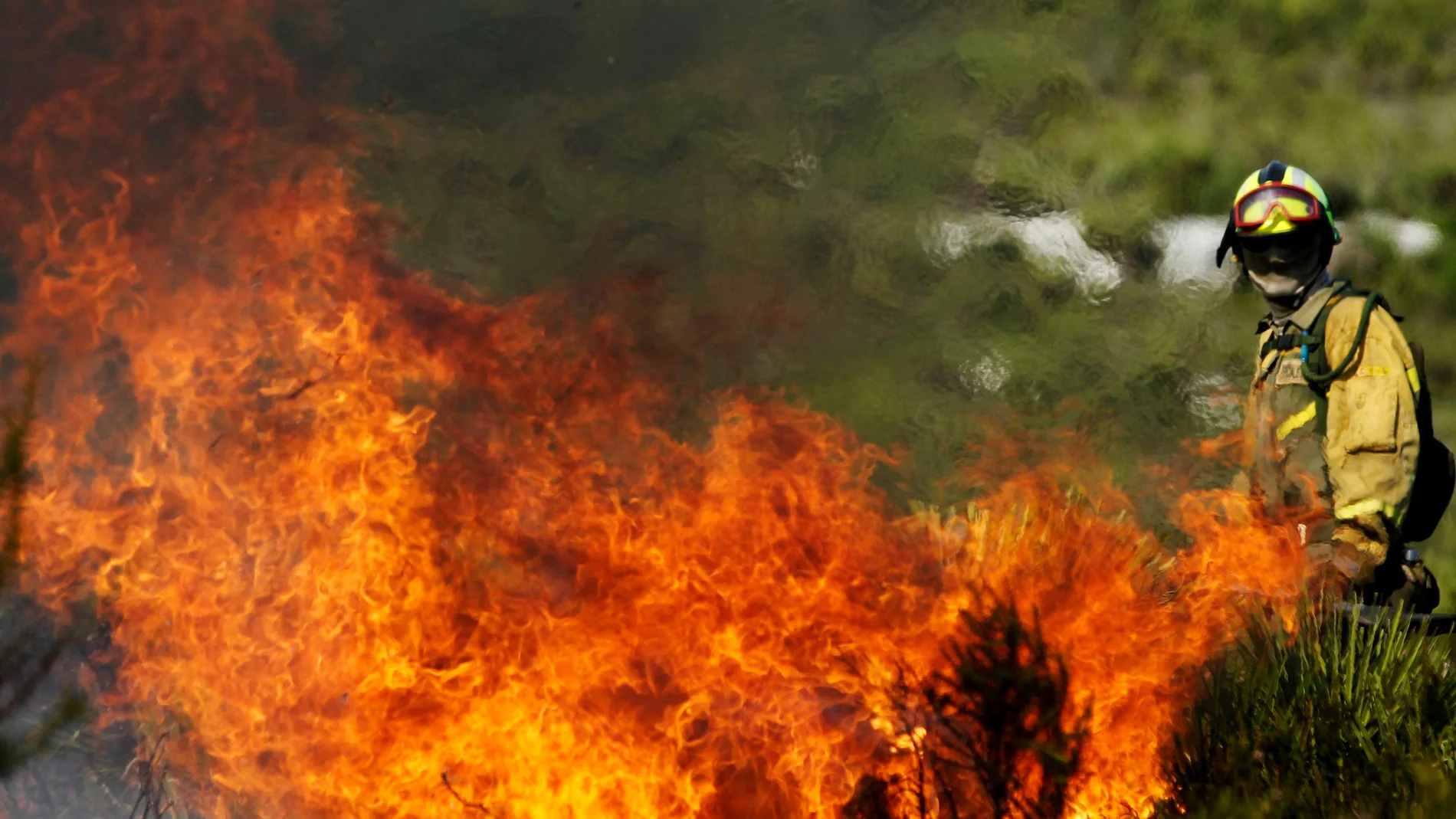 Imagen de archivo de un bombero luchando contra las llamas durante un incendio