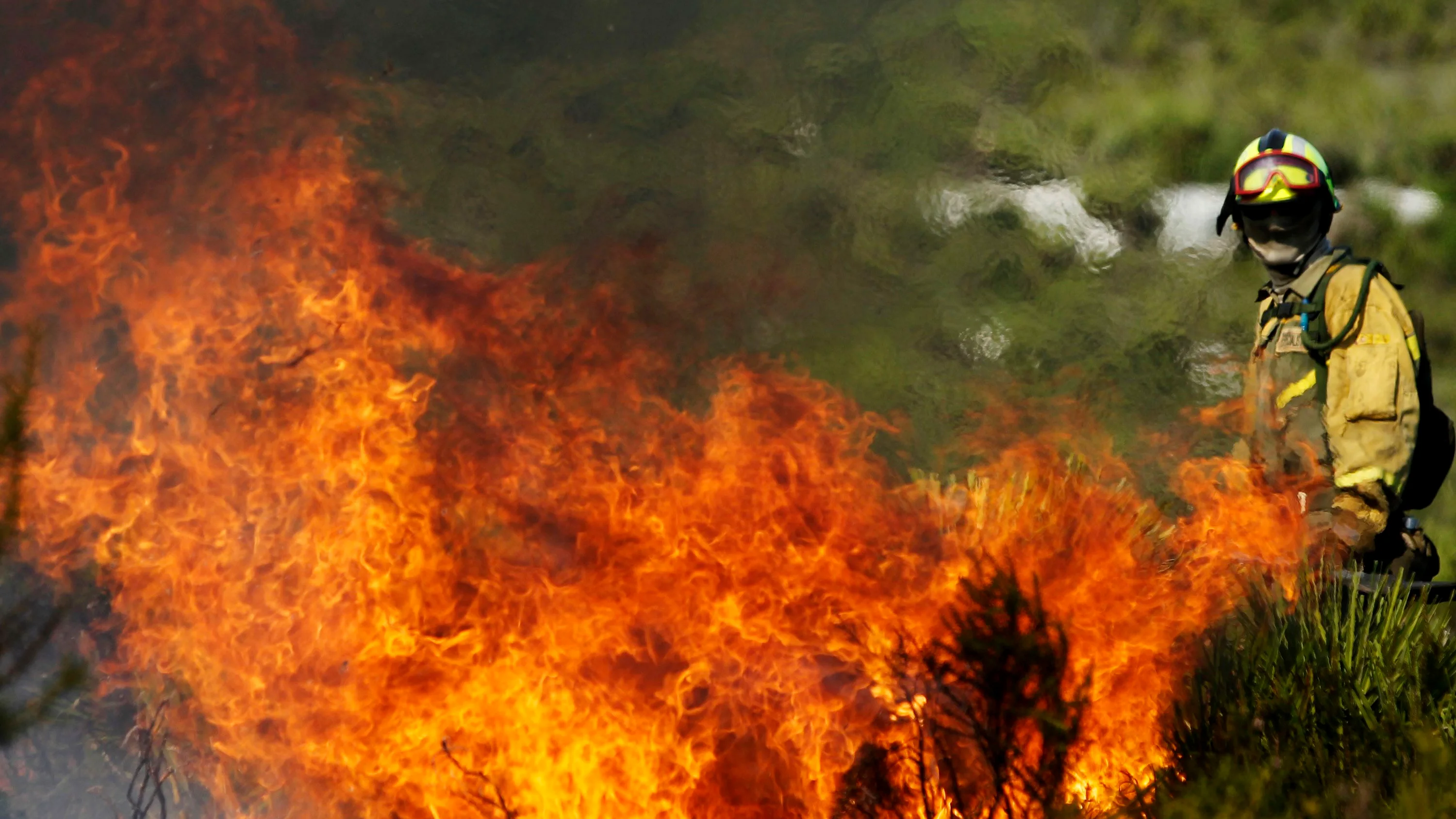 Imagen de archivo de un bombero luchando contra las llamas durante un incendio